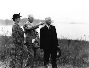 Harriett Knudson, landscape designer Jens Jensen and Dr. T.J. Knudson at Lincoln Memorial Garden