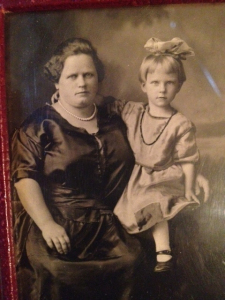 Eleanora Treinis as a little girl with her mother, Theophilia