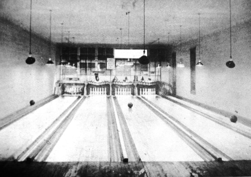 Leland bowling alleys, 322 S. Sixth St., in 1912 (Springfield: The Capital of the State of Illinois, published by the Springfield Commercial Association)