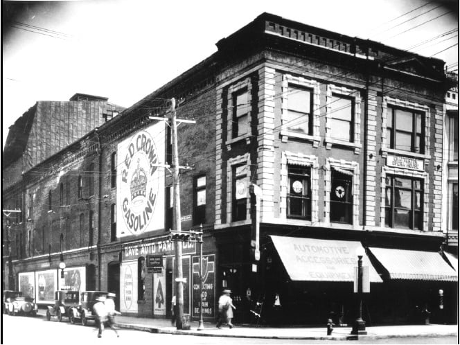 Two views of the Chatterton Opera House in the early 20th century. Above, Sixth Street view. Below, from Seventh Street, showing scale of east end of the opera house; from left are the Sangamon County Jail, jail annex, opera house. (Sangamon Valley Collection)