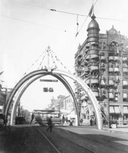 Wooden arches, Fifth and Washington streets, 1897 (SVC)