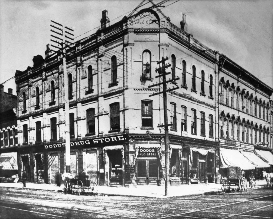 Dodds' Drug Store, undated. Note the streetcar tracks crossing the intersection (Sangamon Valley Collection)