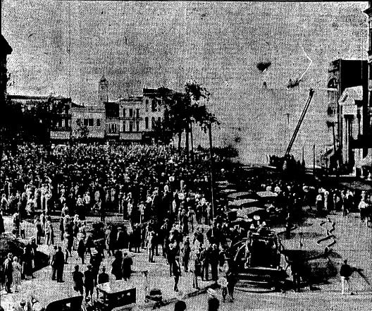 An estimated 5,000 people crowd onto the lawn of what is now the Old Capitol State Historic Site to watch firemen battle The Boston Store fire. (SJR)