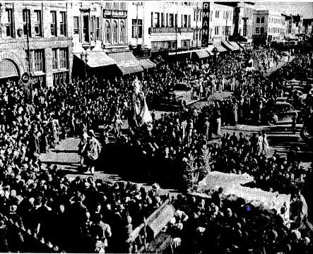A crowd fills Washington Street to see the 1941 Christmas parade (Courtesy State Journal-Register)