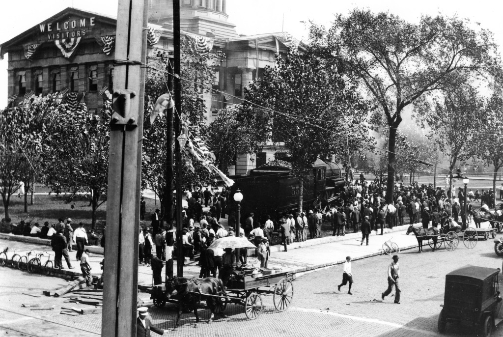 Spectators crowd around Engine No. 533 on the courthouse lawn. Part of one of the downtown arches can be seen on the left (Sangamon Valley Collection)